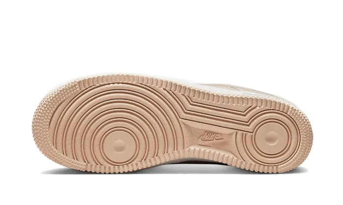 road - ready cross - country running shoes Air Force 1 Low ??7 SE Sanddrift Gum Fleece