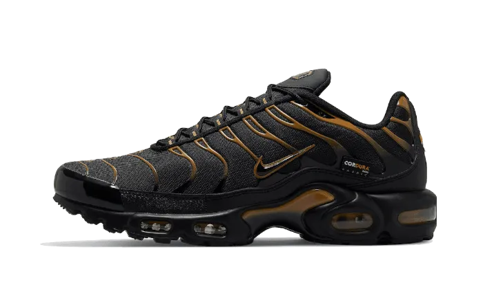 running in an airport area shoes Air Max Plus Cordura Black