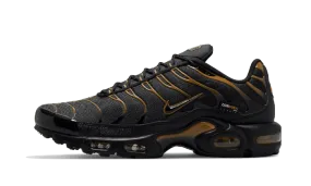 running in an airport area shoes Air Max Plus Cordura Black