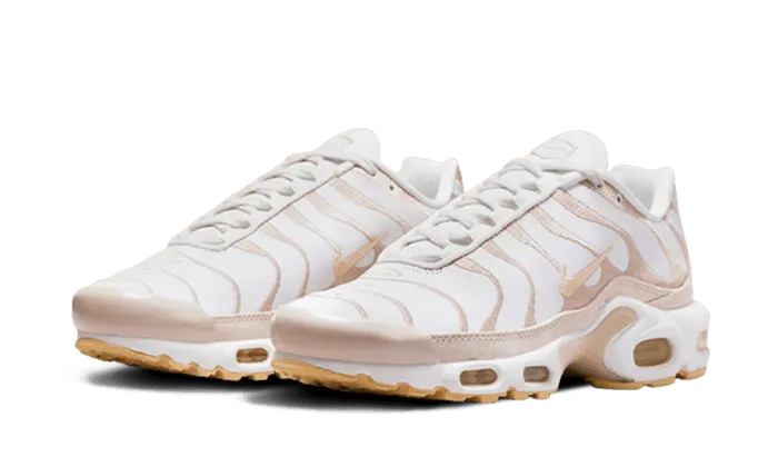 bulky shoes running in a plateau shoes Air Max Plus PRM Sanddrift