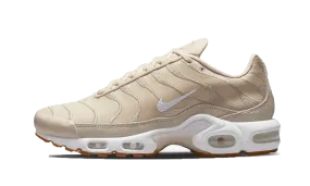 running in a tunnel area shoes Air Max Plus PRM Tan Gum