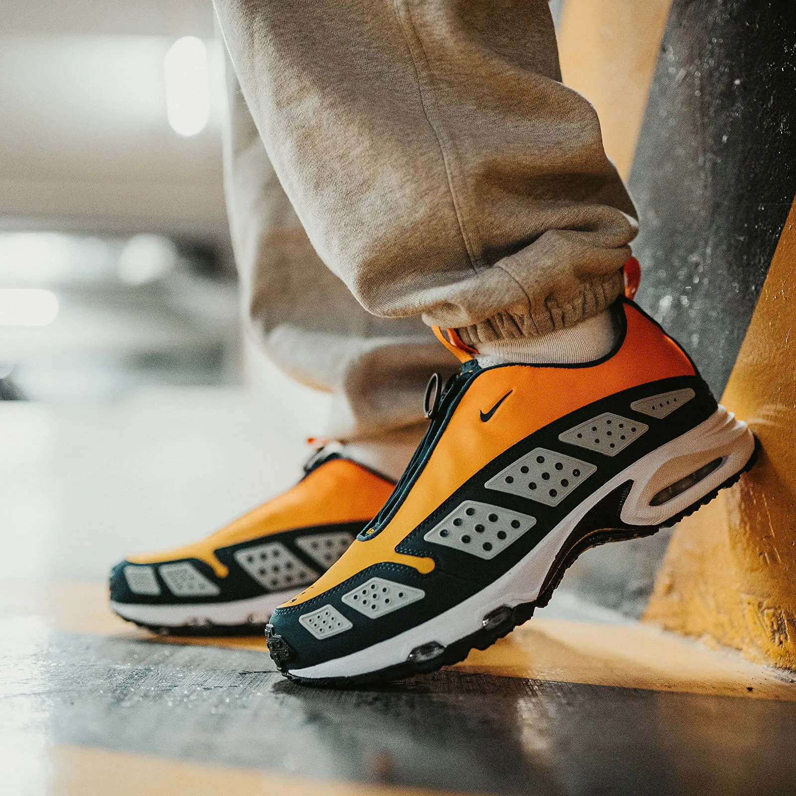 NIKE W Air Max SNDR "Canyon Gold" Tensile Weave Upper Casual Shoes