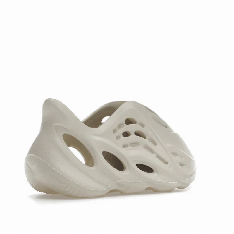 night stroll Urban Moodwear Yeezy Foam RNNR Sand (Infants)