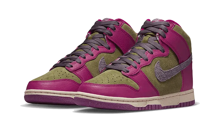mid - top height Dunk High Dynamic Berry