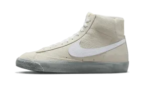 Comfortable to wear Blazer Mid '77 EMB Summit White