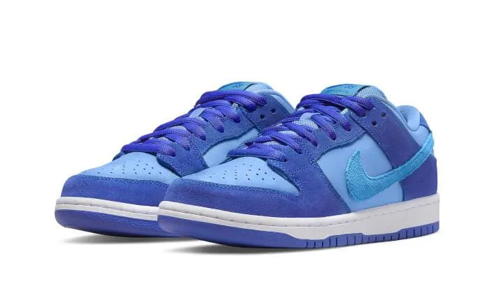 running in a Pilates studio shoes Breath Flow SB Dunk Low Blue Raspberry