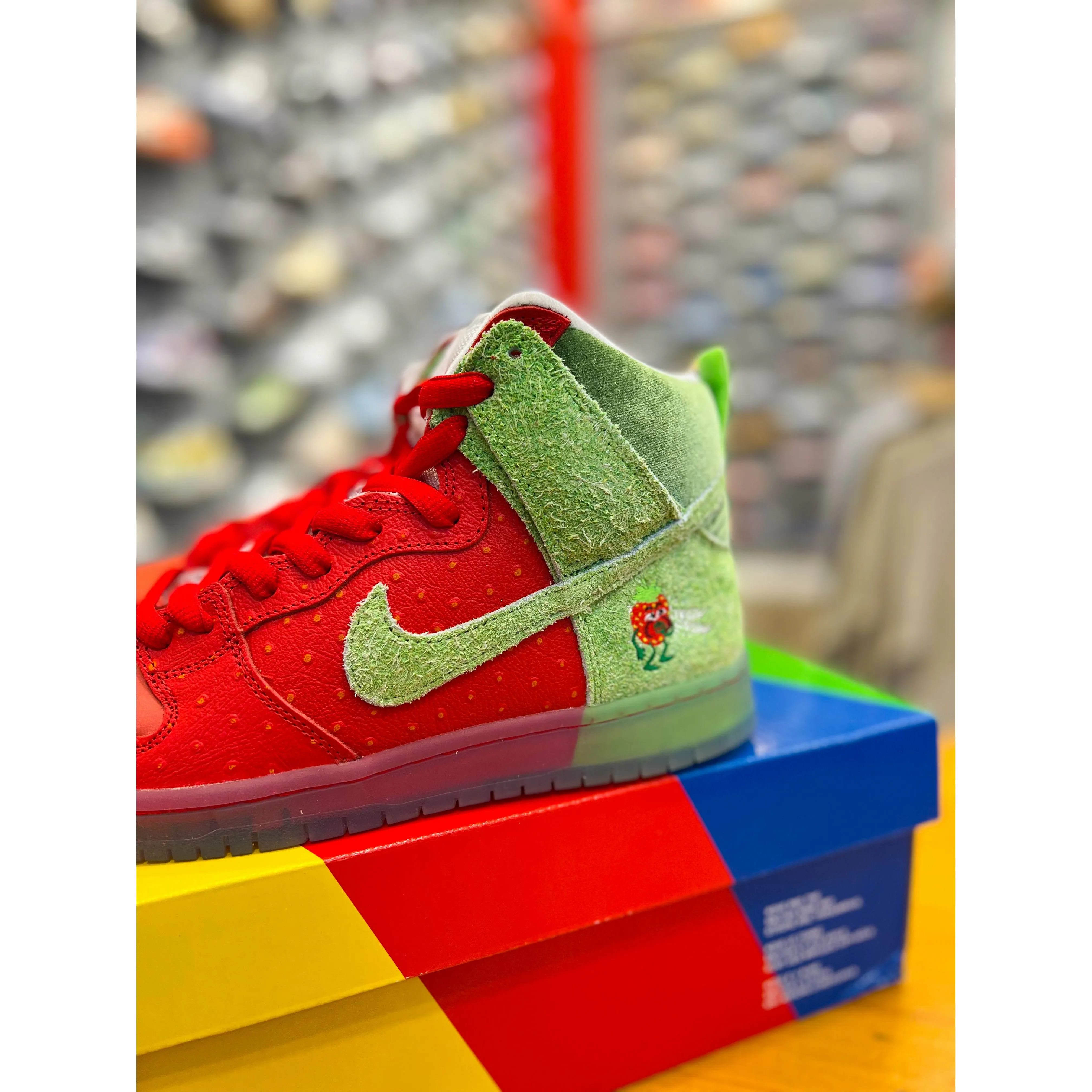 royal - event running wear Nike SB Dunk High Strawberry Cough (Regular Box)