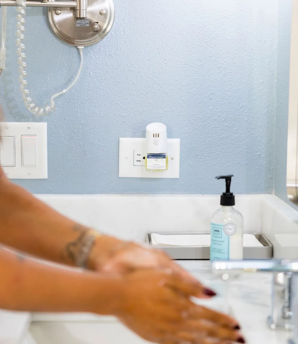 Customizable ScentDiffuse™  Smoke Odor Deodorizing Air Freshener Starter Kit and Scent Fill® Warmer
