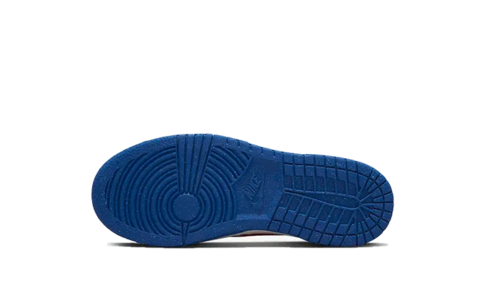 Dunk Low Next Nature Superhero Enfants (PS) running in a mud pot area shoes