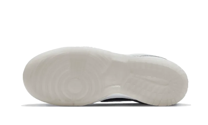 mountain - runner running in a color run shoes Dunk Low SP College Navy