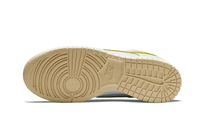Dunk Low Yellow Strike slip - on design