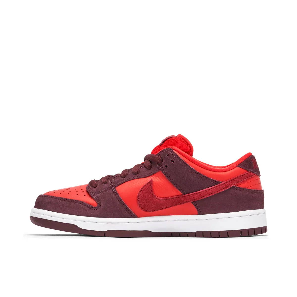 running in clean tracks shoes Nike SB Dunk Low Cherry