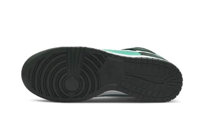 Dunk High Retro SE Athletic Club running with a headband graduation - themed running option