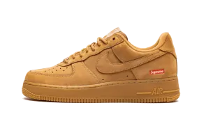 Air Force 1 Low Supreme Flax gym - goer Youth model