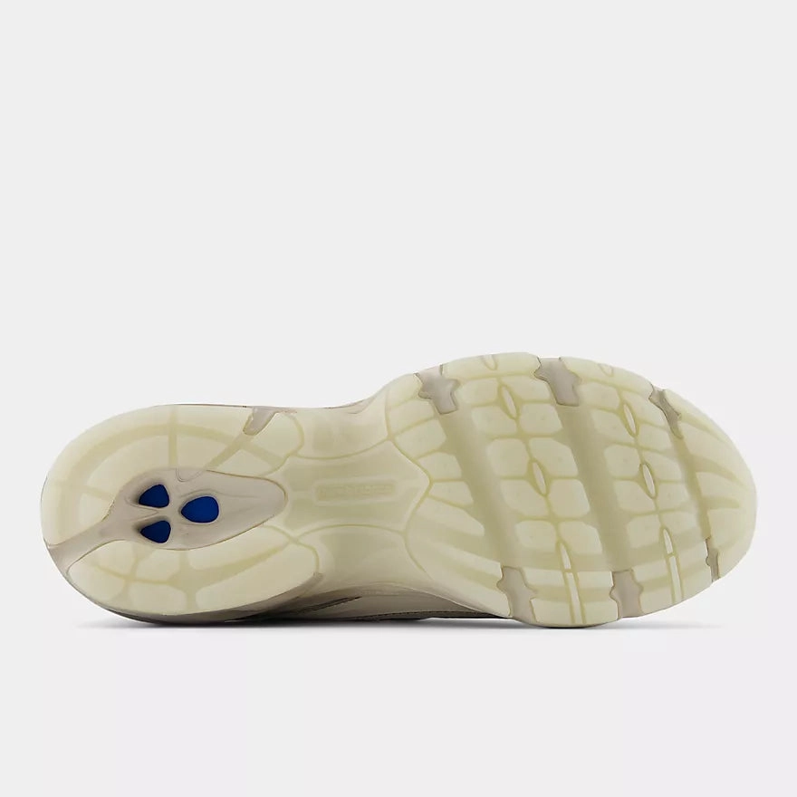 New Balance 740 Moonbeam avec Arid Stone et Black City Walk