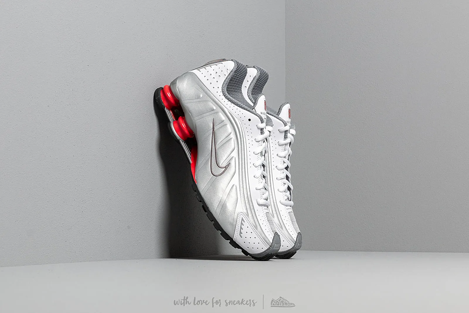 Nike Shox R4 Mtallique Seam Free Interior Modern Routine