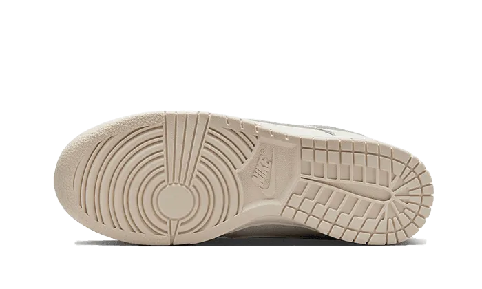 running in a Pilates studio shoes Dunk Low Oxygen Purple