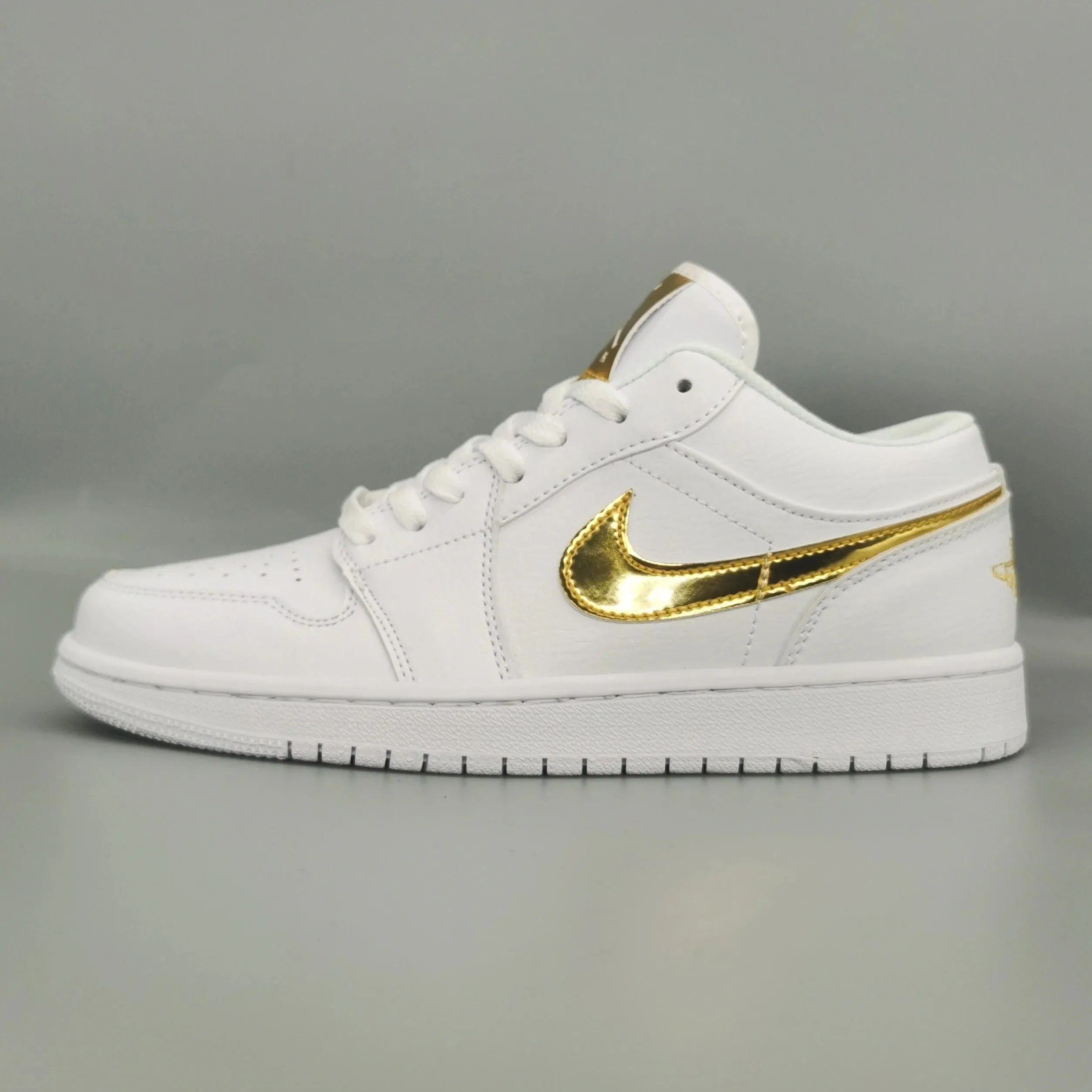 Weekend Trail Balanced Grip Nike Air Jordan 1 Low SE White/White/Metallic Gold