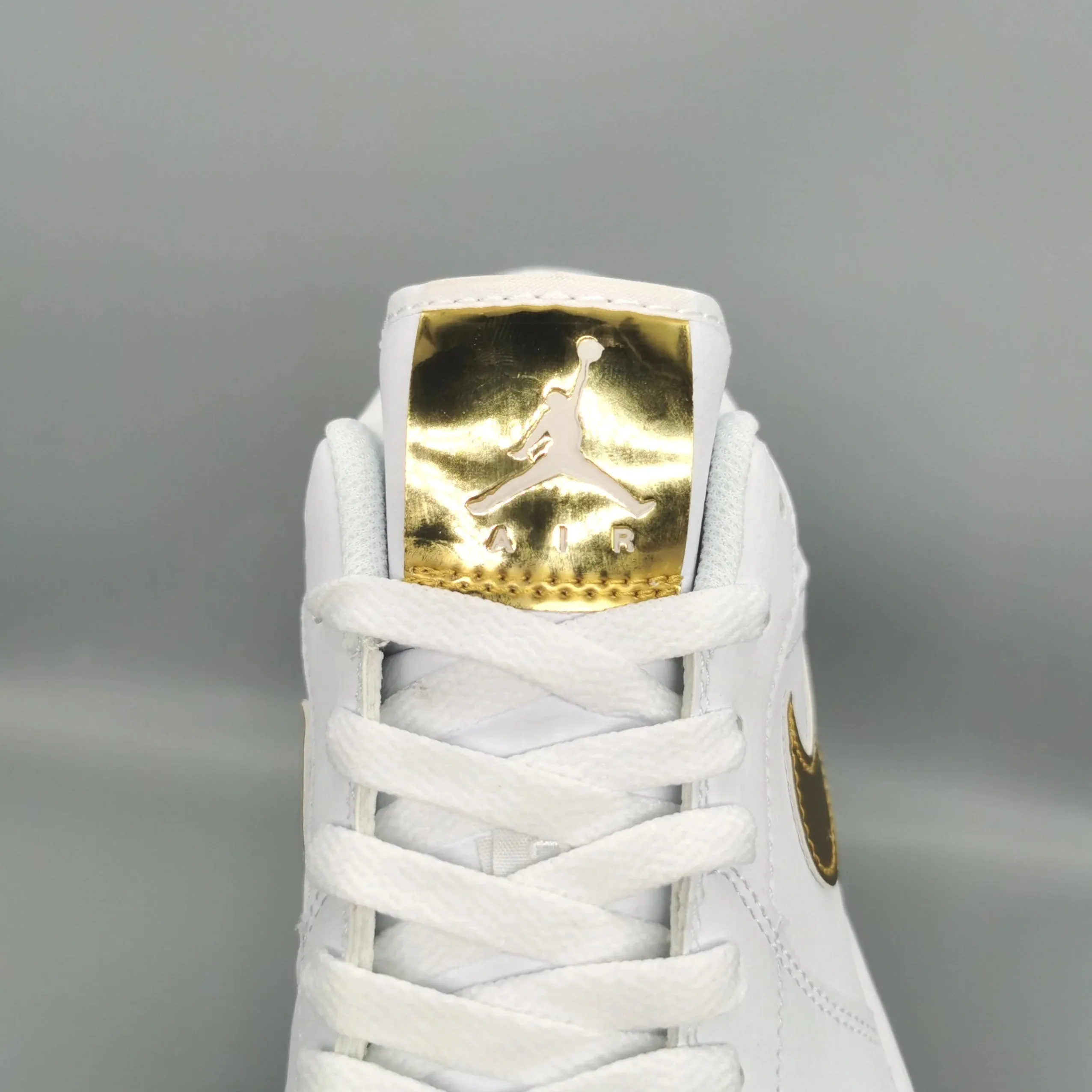 Nike Air Jordan 1 Low SE White/White/Metallic Gold Resilient Design