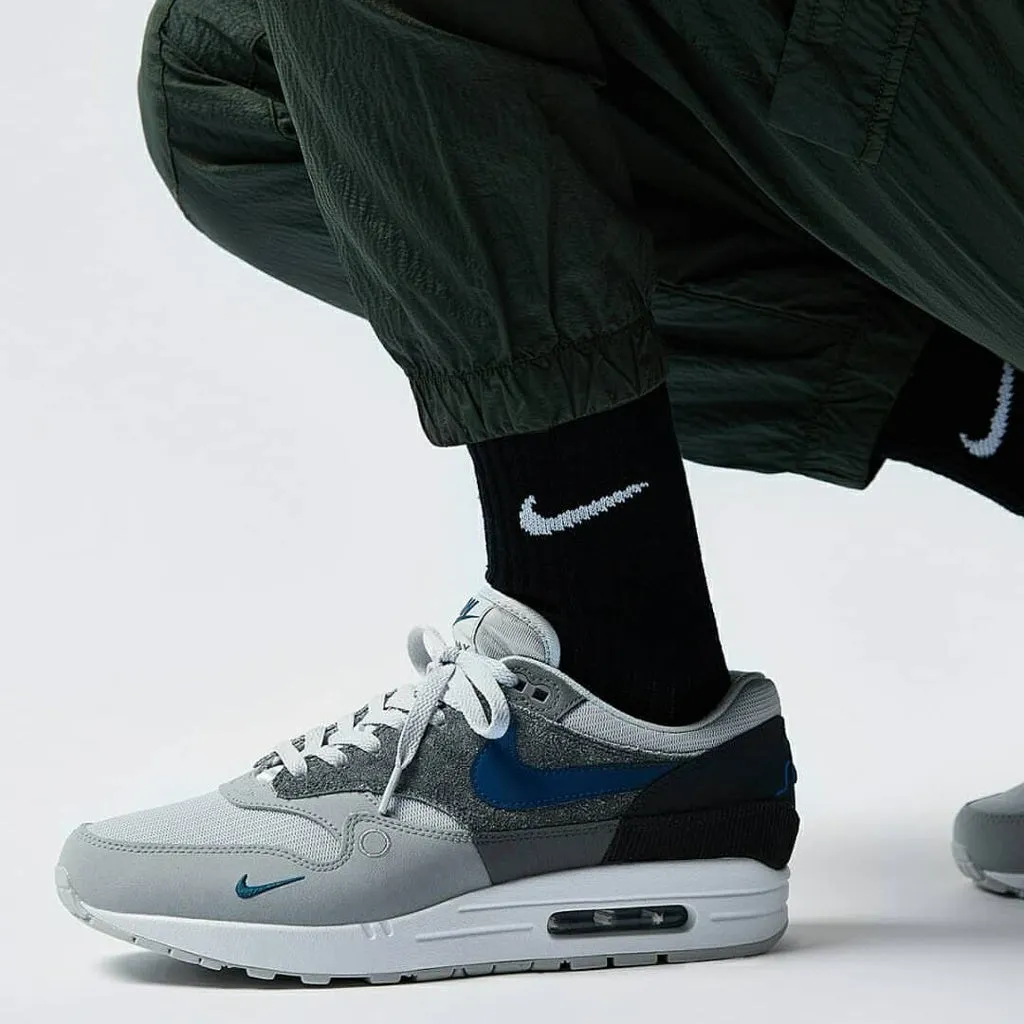 Lightweight Material Nike AIR MAX 1 SNEAKER SMOKE GREYWHITE