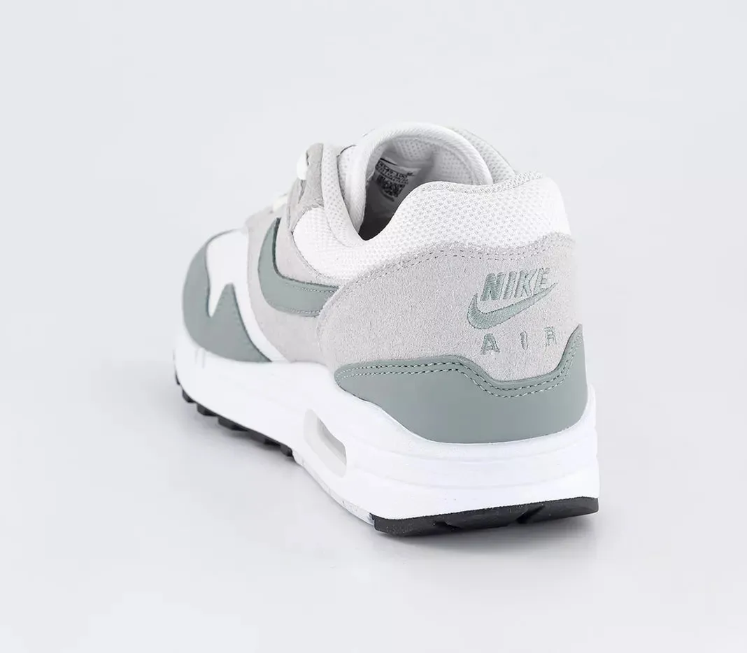 Balanced Nike AIR MAX 1 TRAINERS