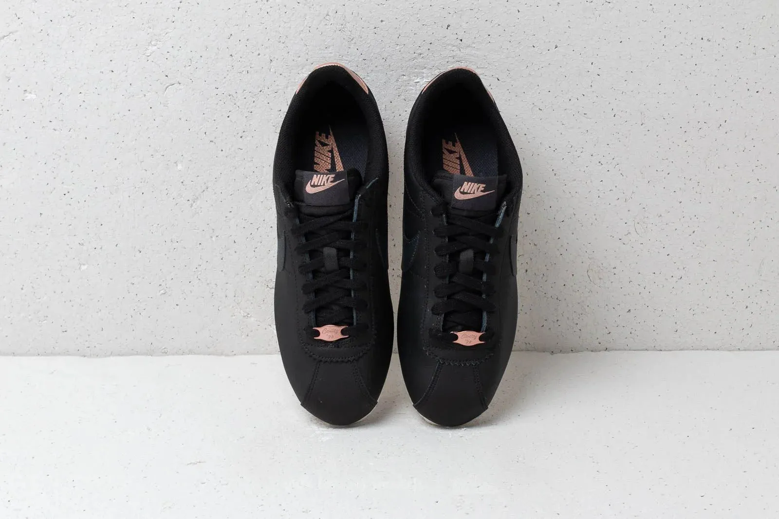 Nike CLASSIC CORTEZ LEATHER WMNS Sleek Fit All-Day Cushioning