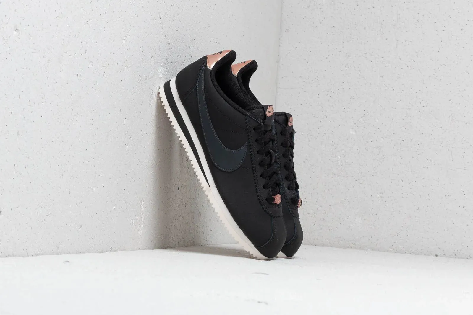 Quick Drying Technology Comfy Fit Nike CLASSIC CORTEZ LEATHER WMNS