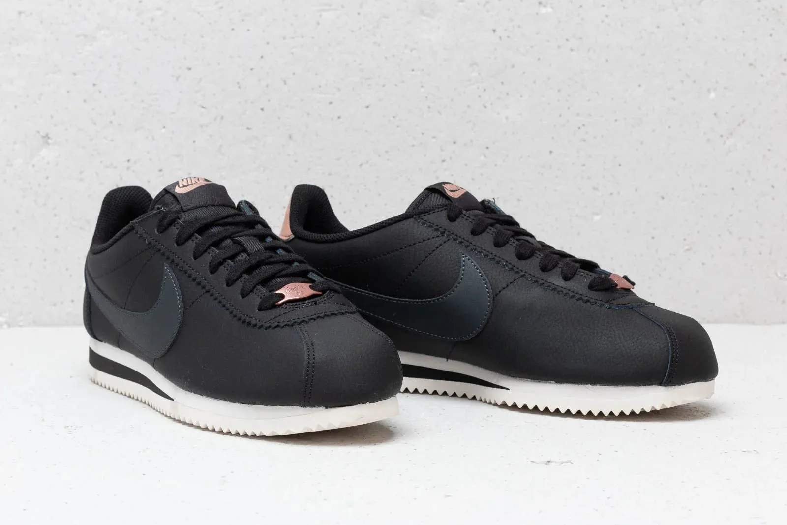 Tensile Barrier Tech Nike CLASSIC CORTEZ LEATHER WMNS