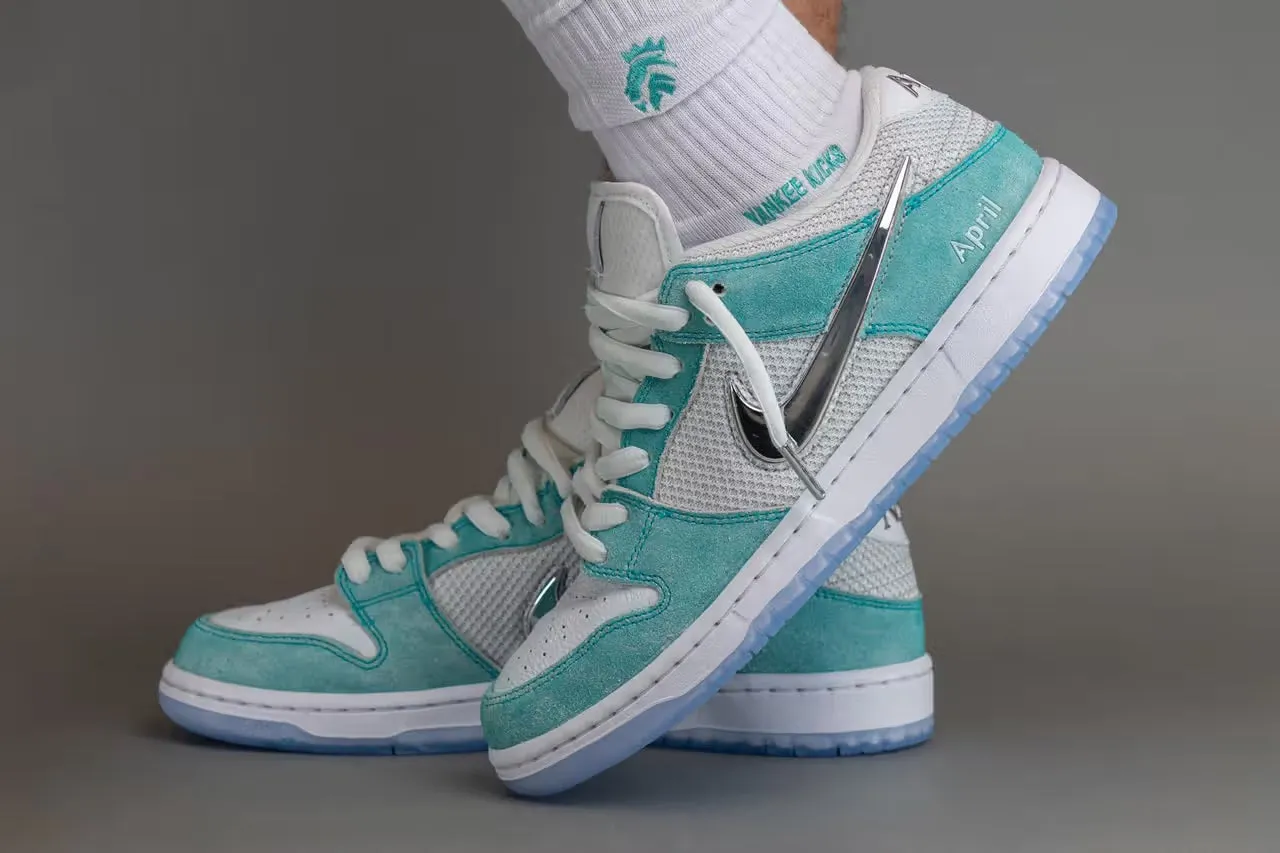 Nike SB Dunk Low April Skateboards x Supportive Lining Rolling Motion Design