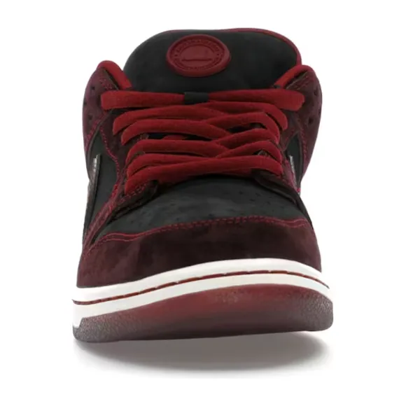 Supportive structure Nike SB Dunk Low Riot Skateshop