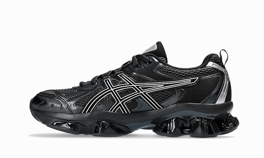 running on a dirt path men's athletic footwear Gel-Quantum Kinetic Graphite Grey Black