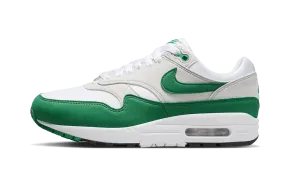 running in a beach area shoes Air Max 1 '87 Malachite