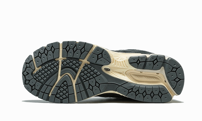 Shock Absorbing Rubber Structured chic New Balance 2002R Black Dark Grey