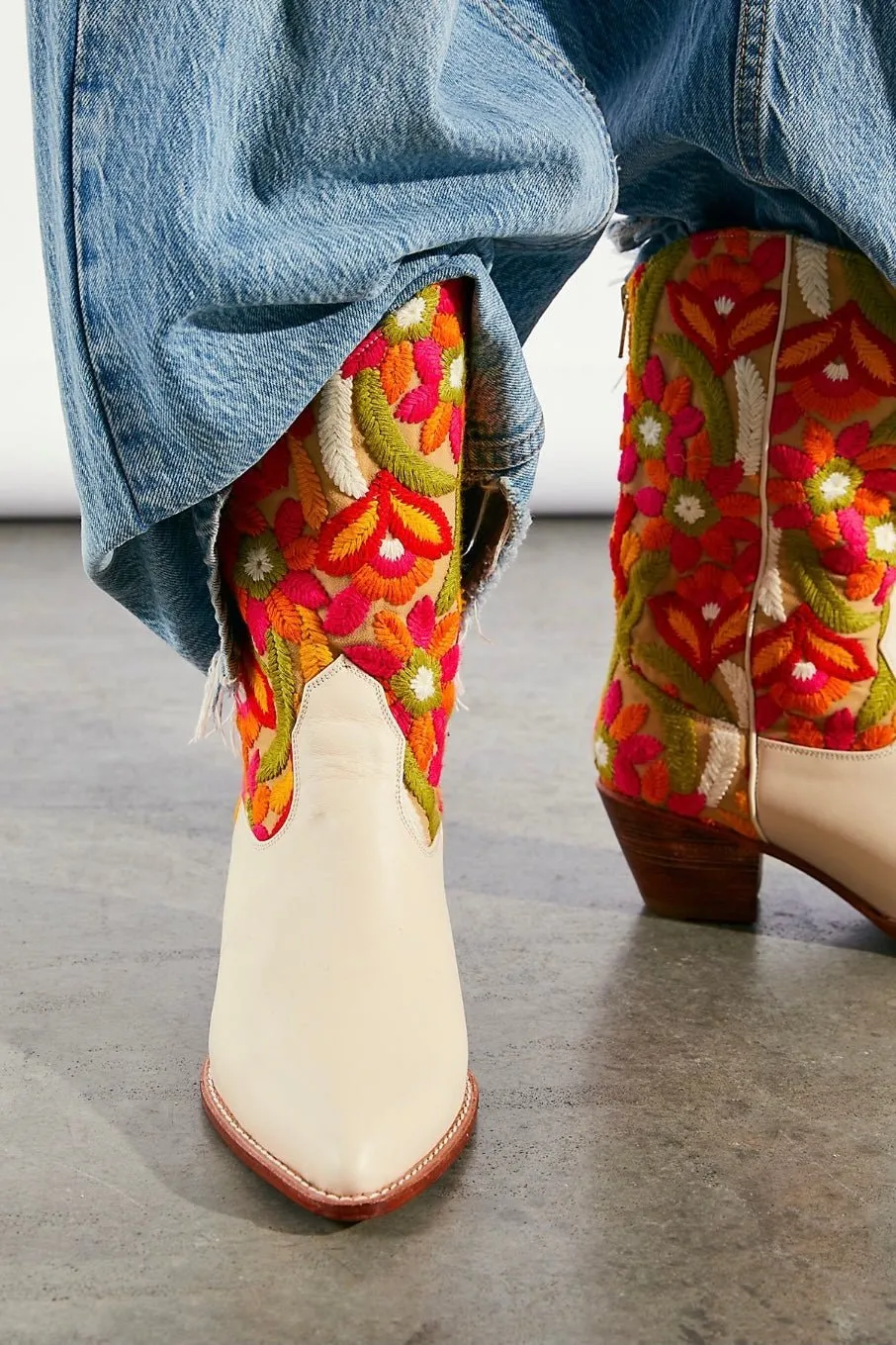 SELINA EMBROIDERED WESTERN BOOTS FLOWER EMBROIDERED