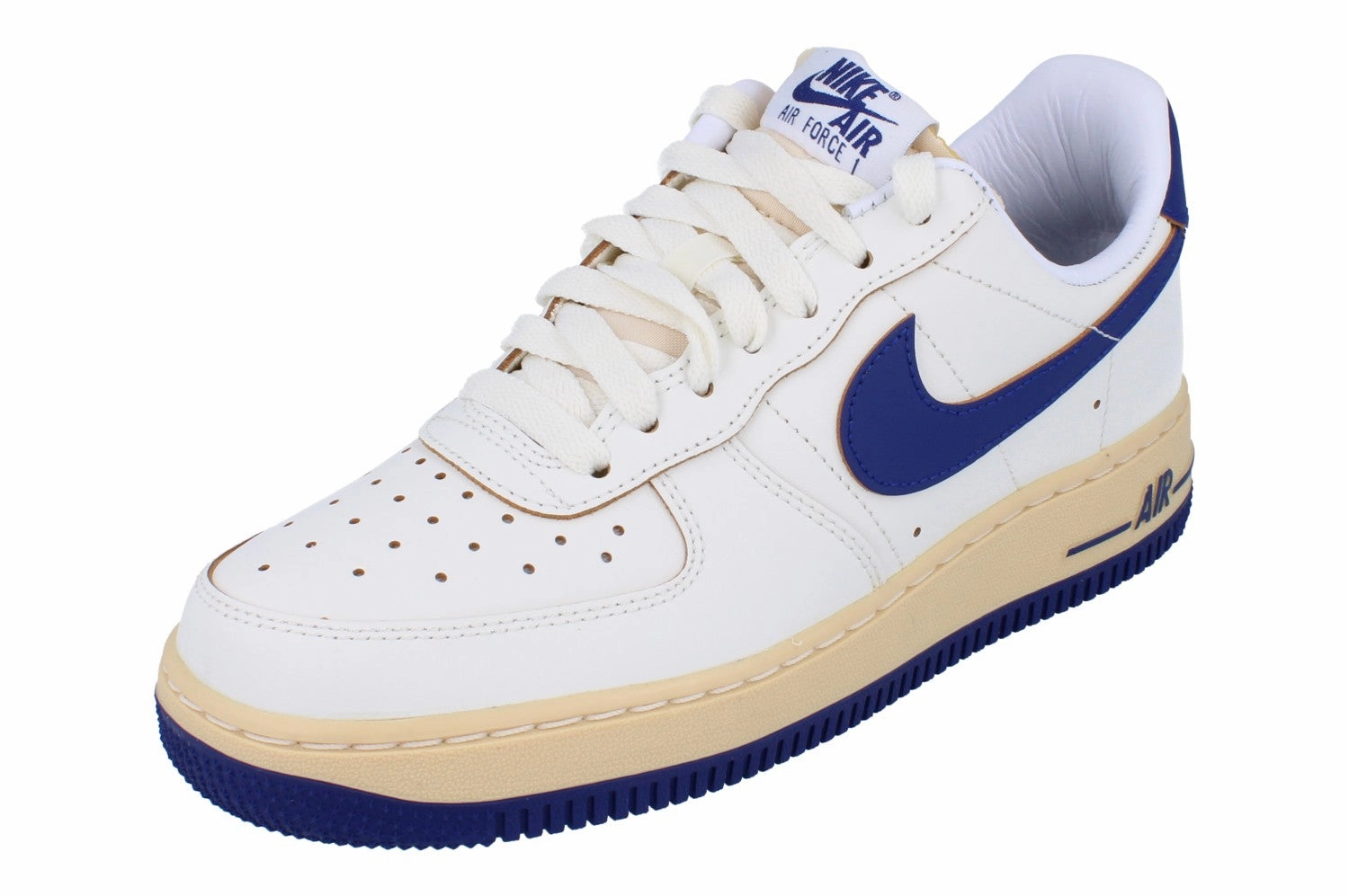logo - printed shoes Nike Womens Air Force 1 07 Trainers Fq8103  133