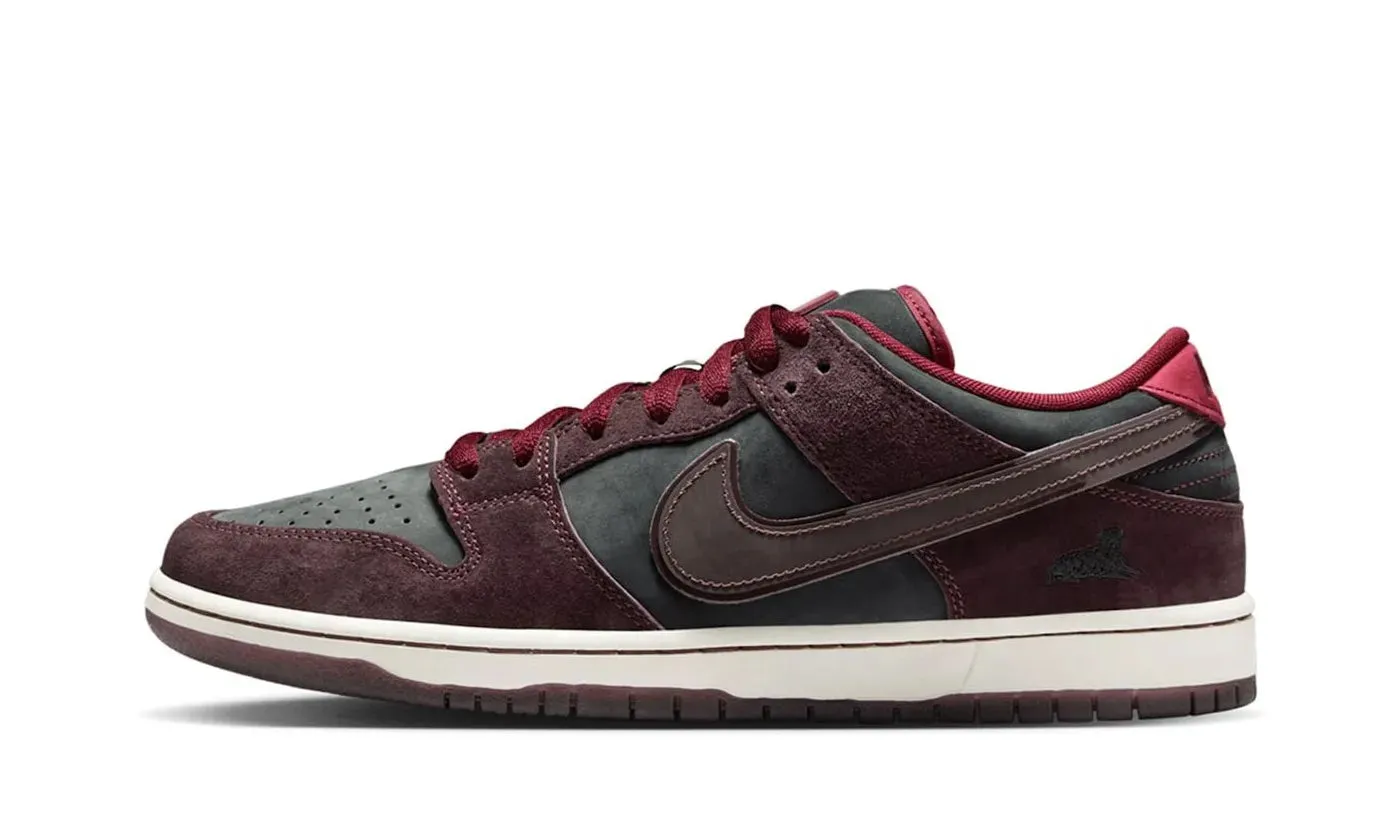 Nike SB Dunk Low Riot Skateshop Durable Lacing Reinforced Eyelets