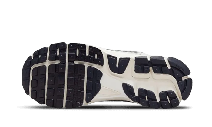 Zoom Vomero 5 Photon Dust running in sunny tracks shoes