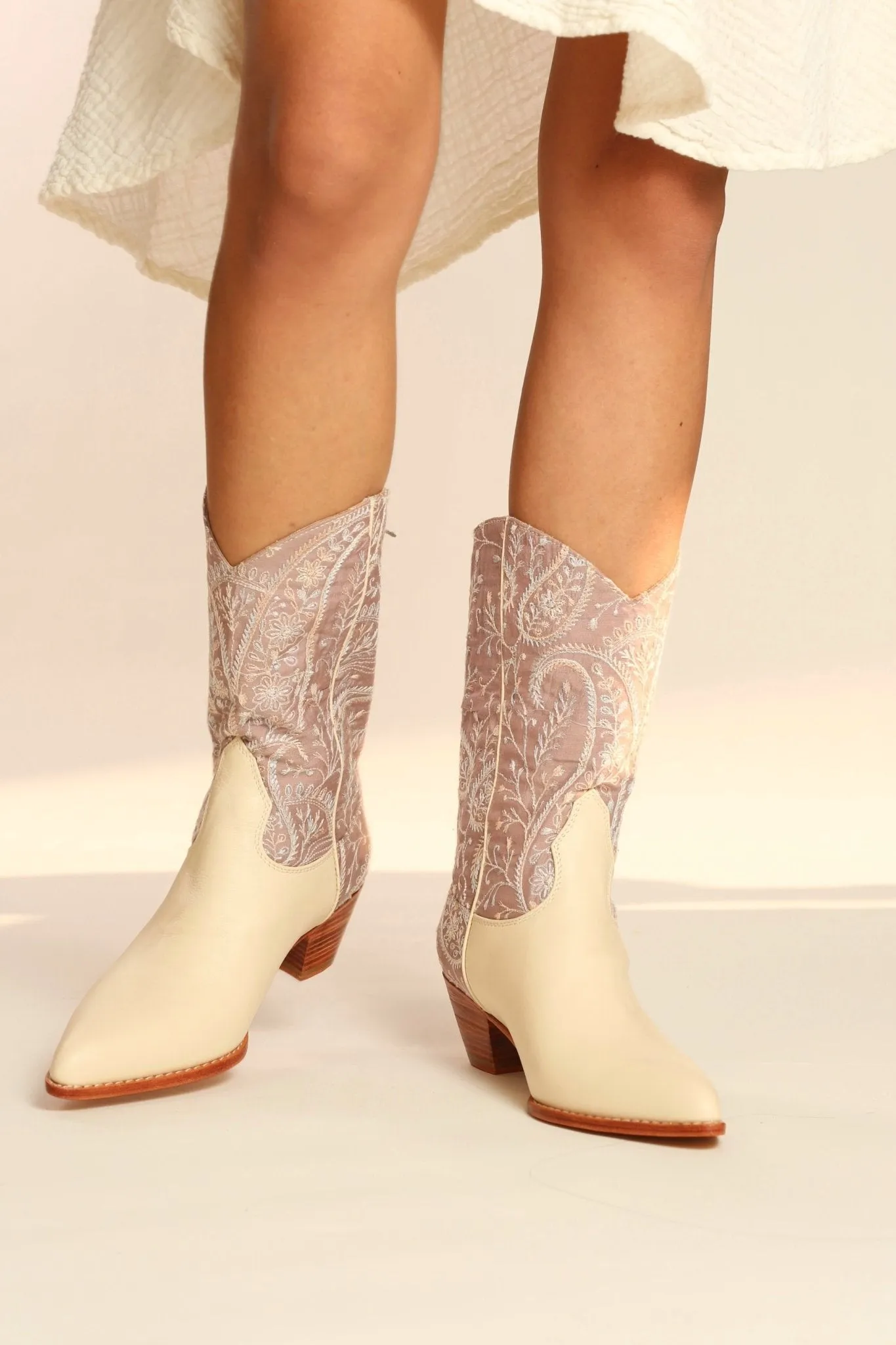 TENDER PINK EMBROIDERED WESTERN BOOTS SAHEBI
