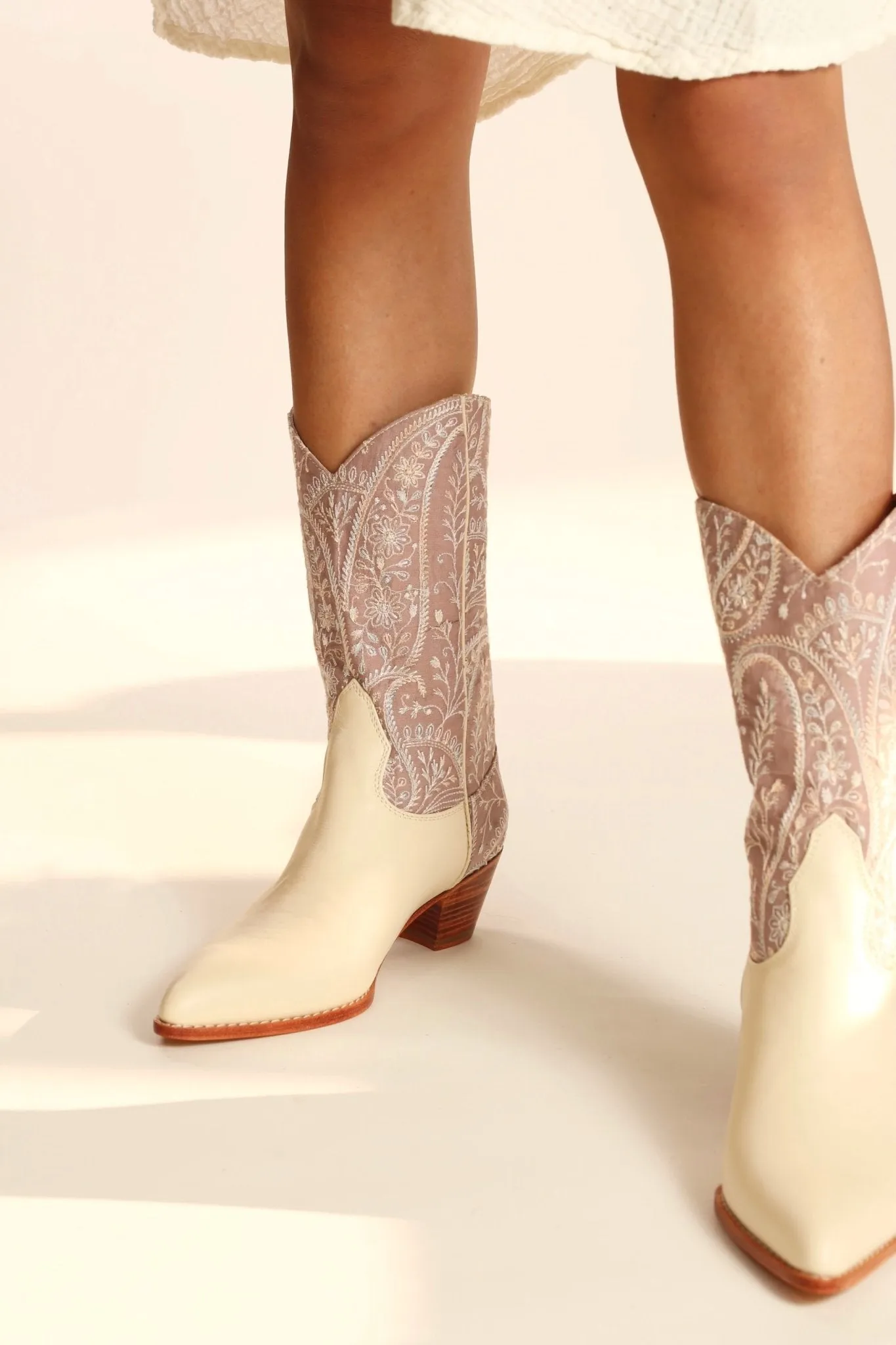 TENDER PINK EMBROIDERED WESTERN BOOTS SAHEBI