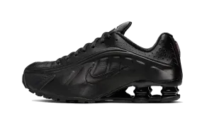 retro look Foot Hugging Nike Shox R4 Black