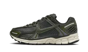 running in a truss bridge area shoes Comfort Boost Zoom Vomero 5 Sequoia