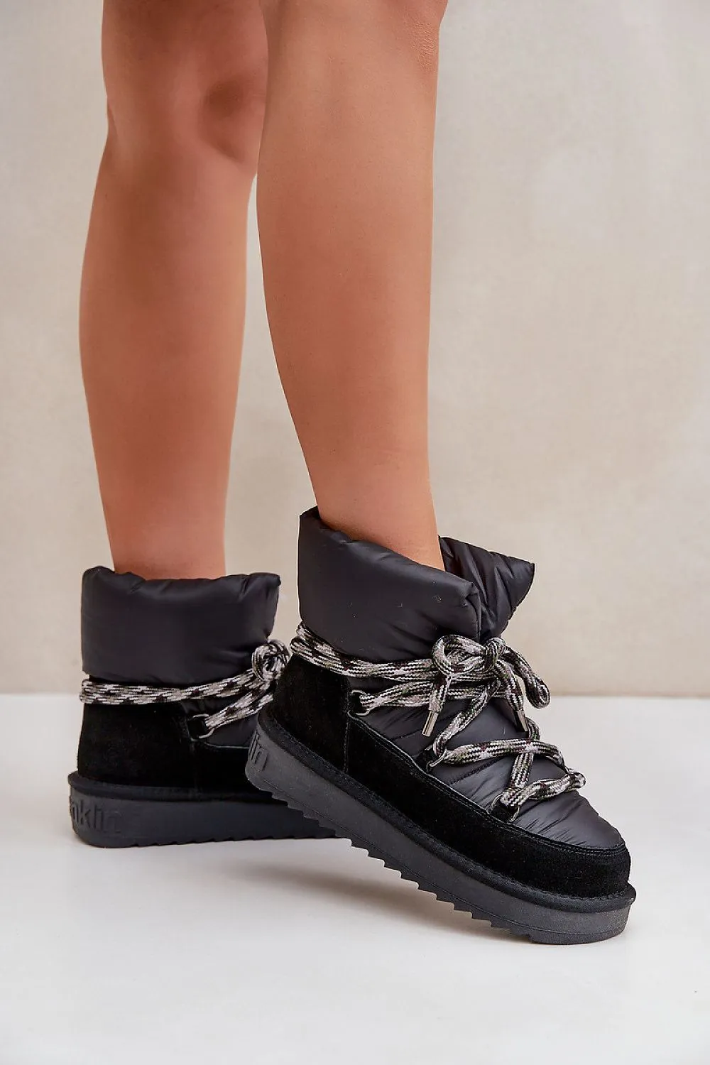 Women's simple cut thick lacing snow boots
