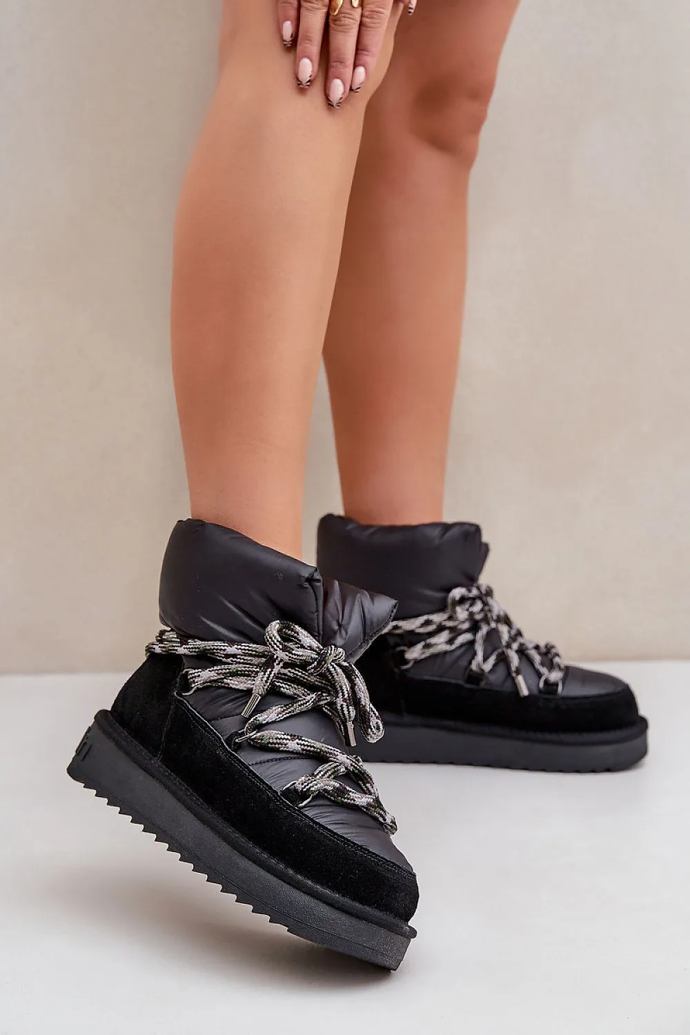 Women's simple cut thick lacing snow boots