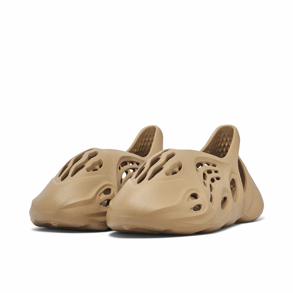 Outfit Essential Stair Climb Yeezy Foam RNNR Clay Taupe