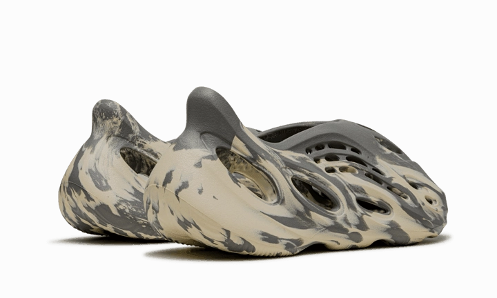 Flexible   strap Weekend Style Yeezy Foam RNNR MXT Moon Gray